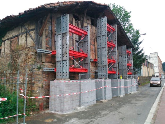 Andamios rojos estructura estabilizador de fachada