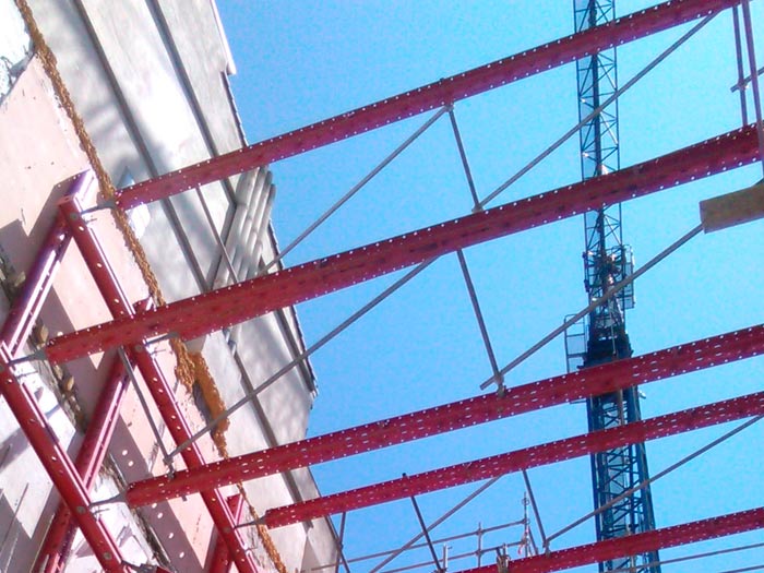 Estructura de andamios rojos en la fachada